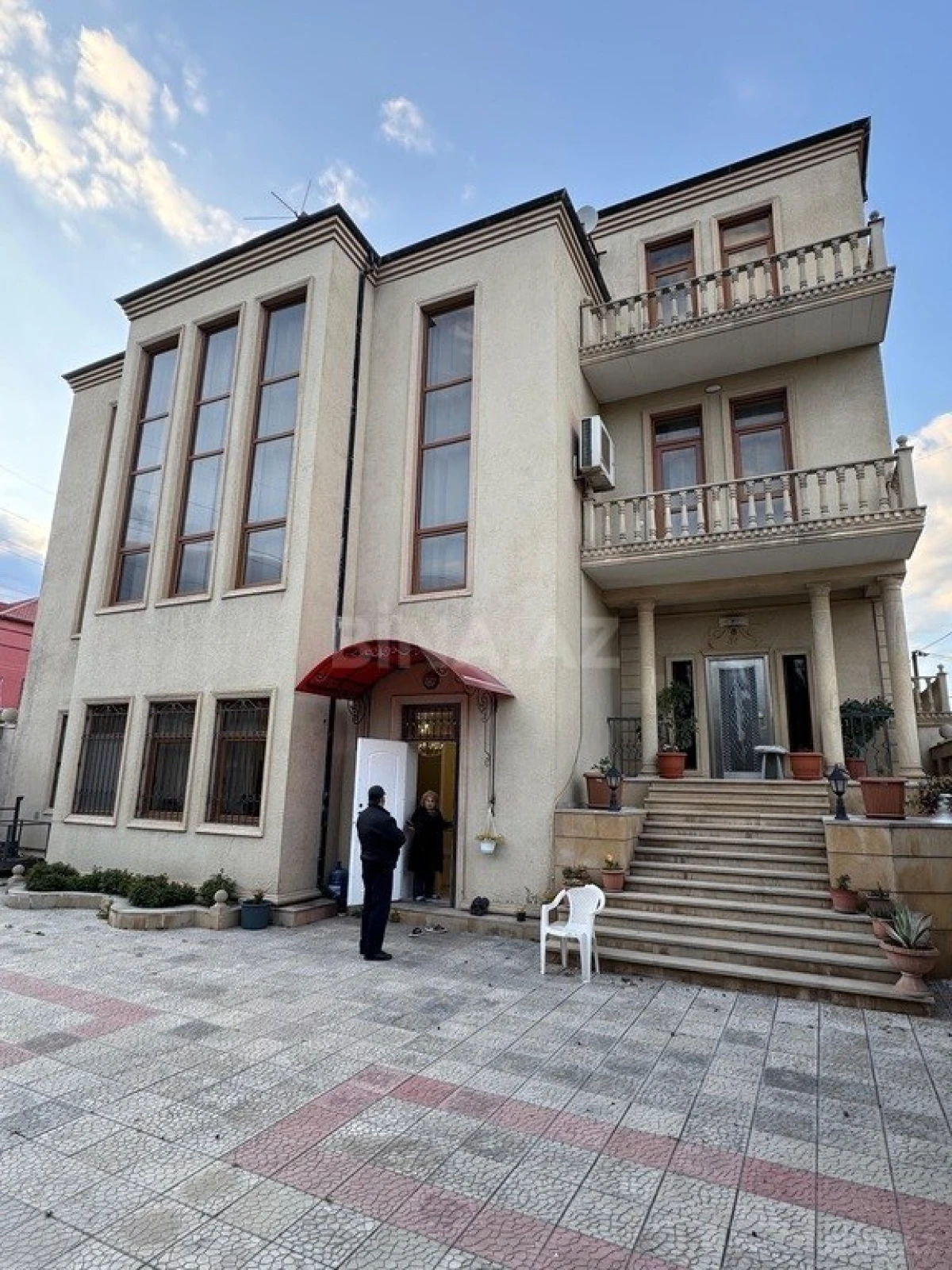 Satılır 8 otaqlı həyət evi 500 m²