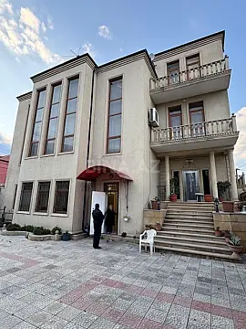 Satılır 8 otaqlı həyət evi 500 m²