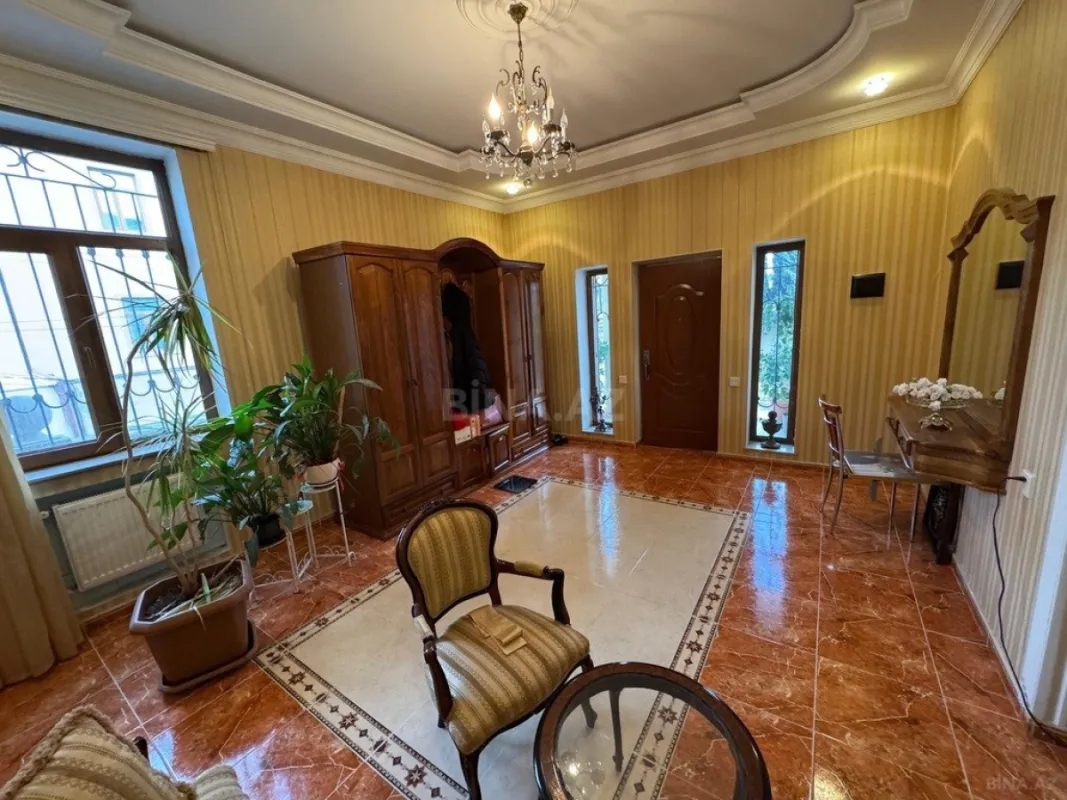 Satılır 8 otaqlı həyət evi 500 m²