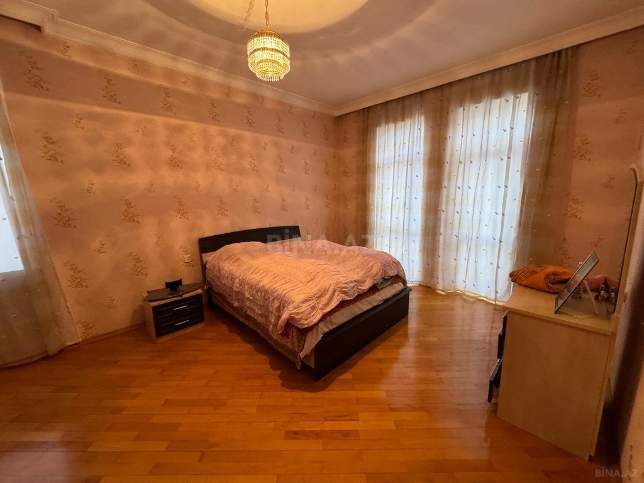 Satılır 8 otaqlı həyət evi 500 m²