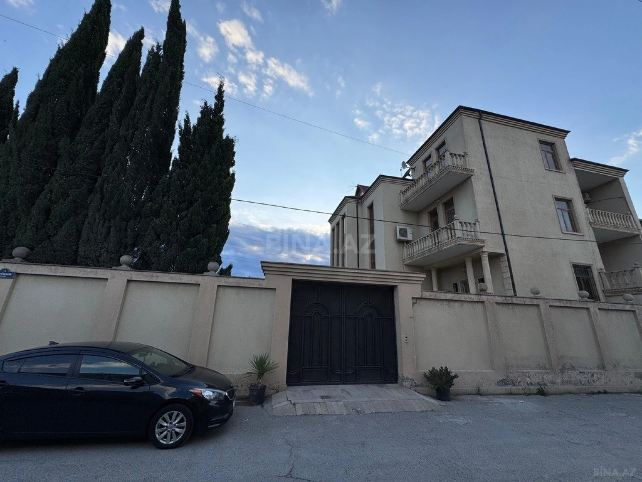 Satılır 8 otaqlı həyət evi 500 m²