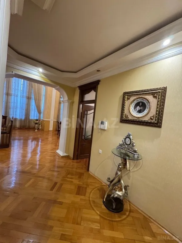 Satılır 8 otaqlı həyət evi 500 m²