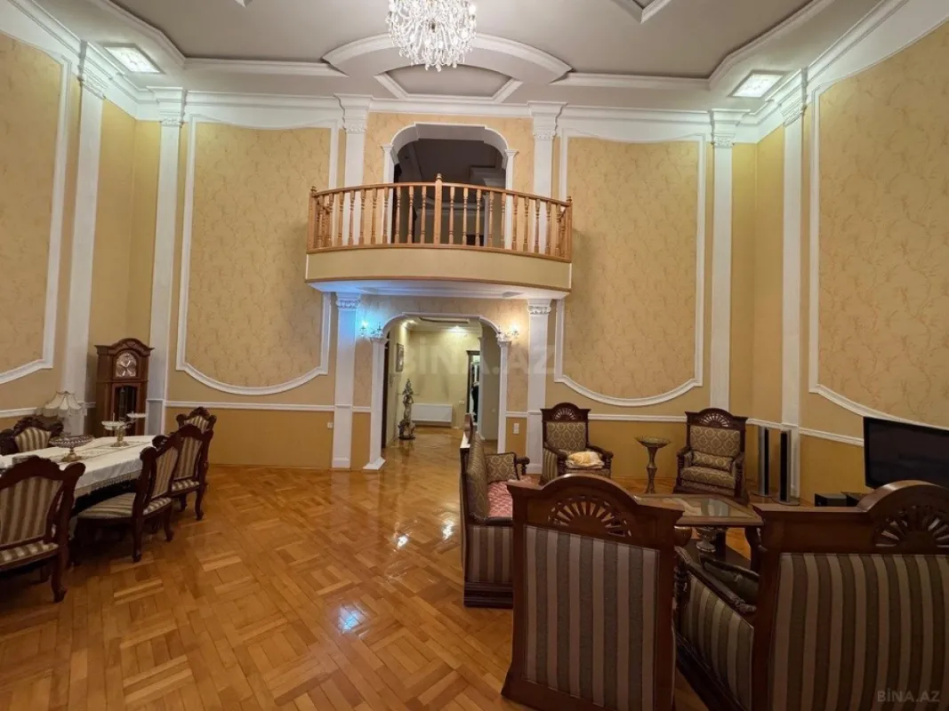 Satılır 8 otaqlı həyət evi 500 m²