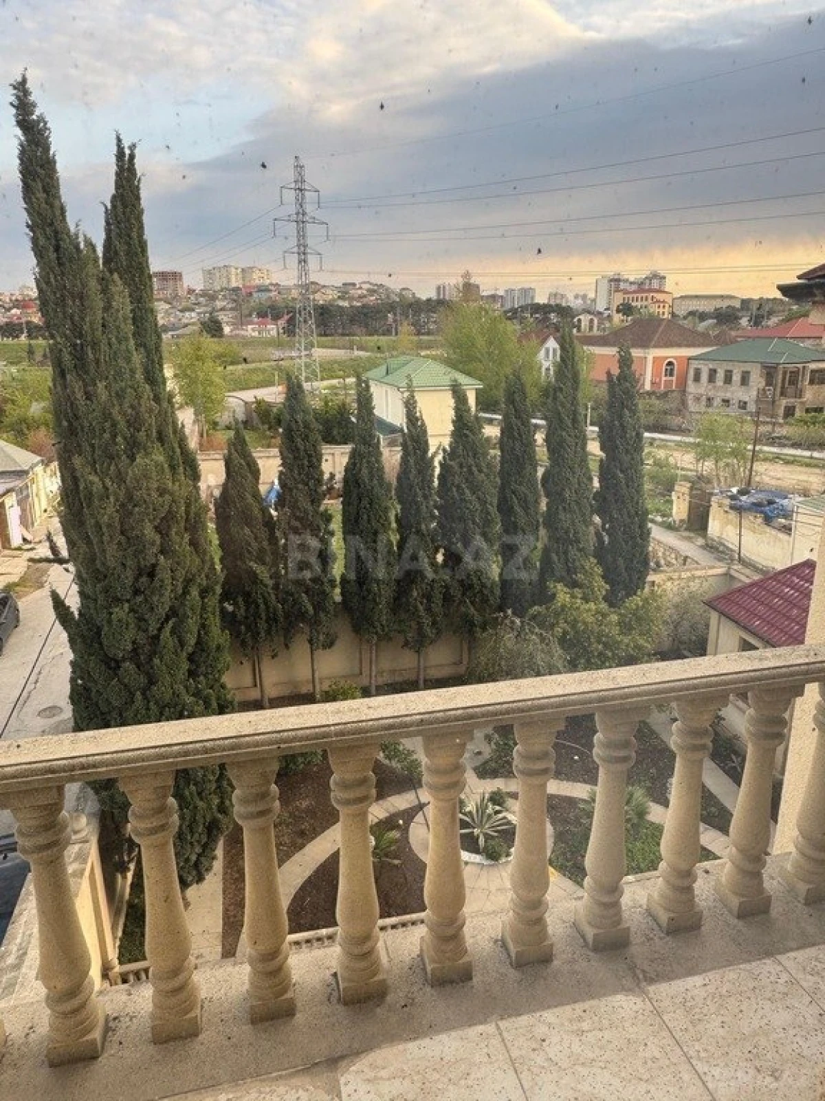 Satılır 8 otaqlı həyət evi 500 m²