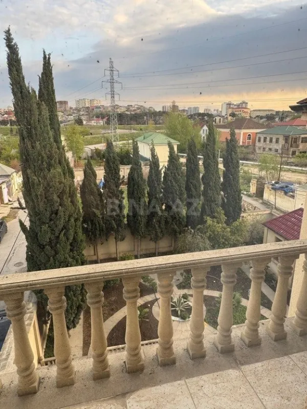 Satılır 8 otaqlı həyət evi 500 m²