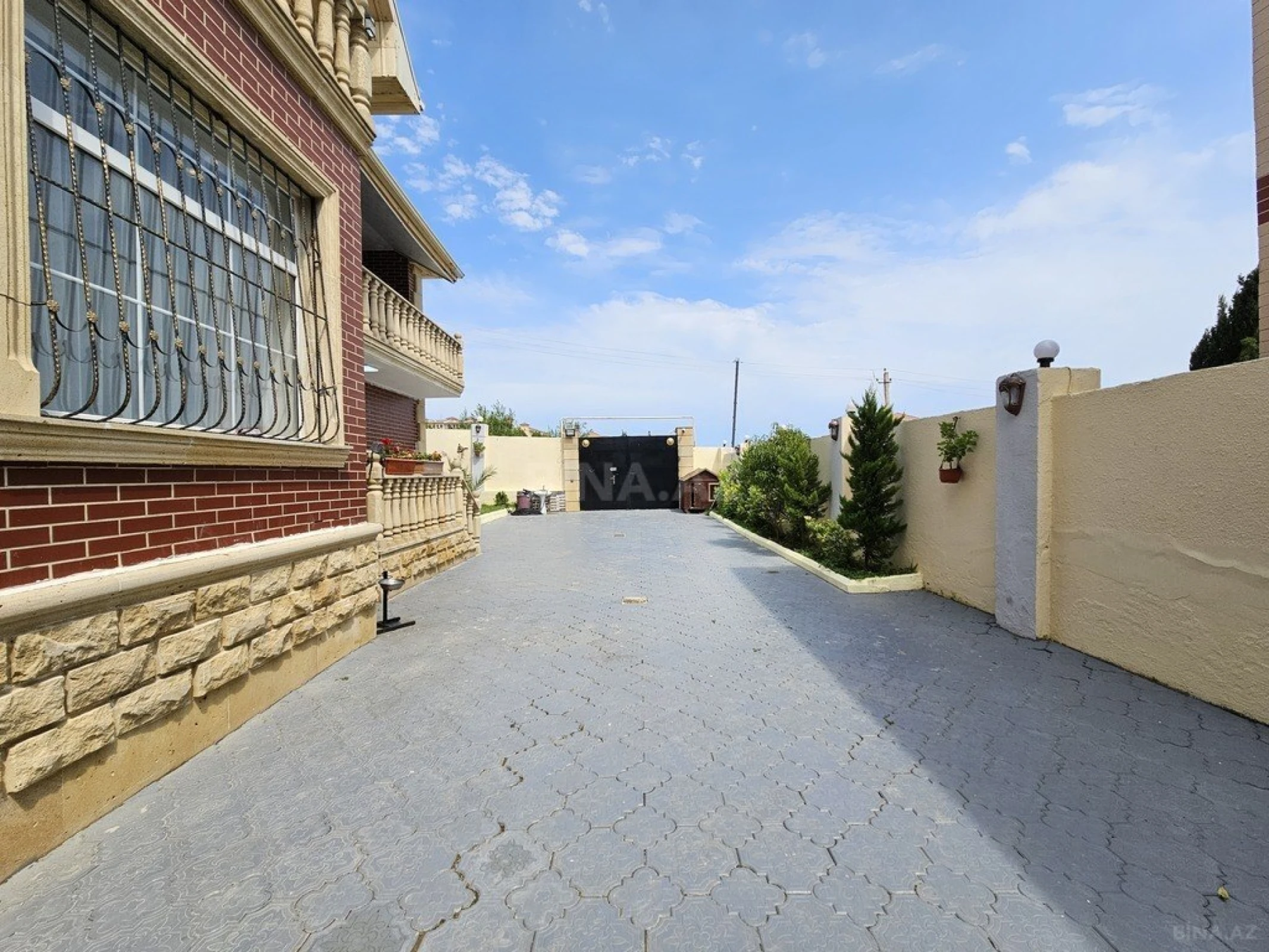 Satılır 5 otaqlı həyət evi 250 m²