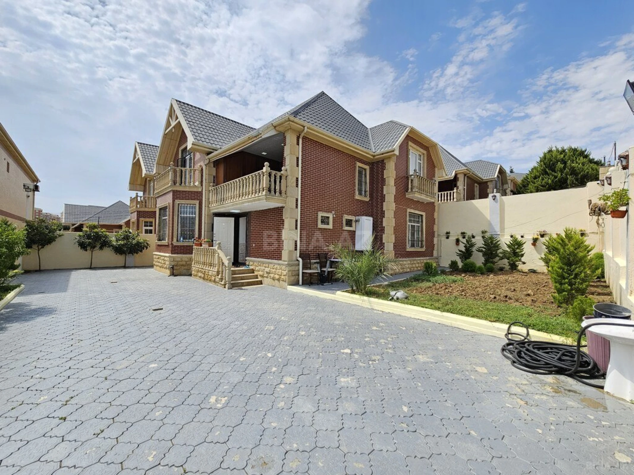 Satılır 5 otaqlı həyət evi 250 m²