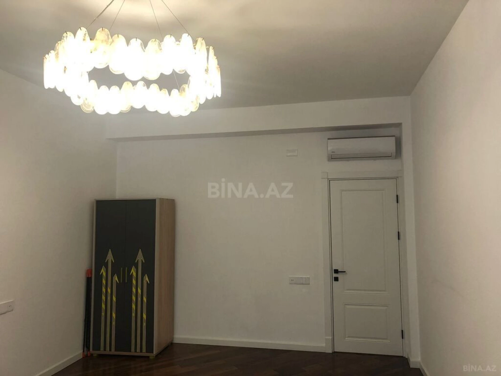 Satılır 4 otaqlı mənzil 180 m²