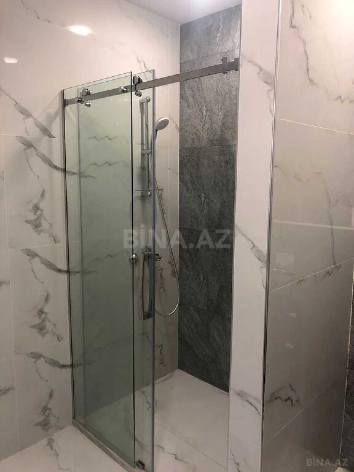 Satılır 4 otaqlı mənzil 180 m²