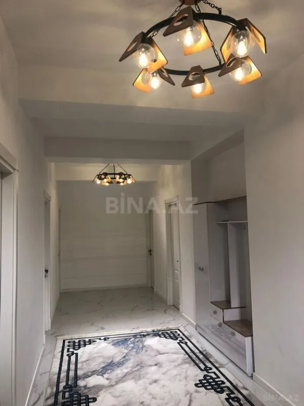 Satılır 4 otaqlı mənzil 180 m²
