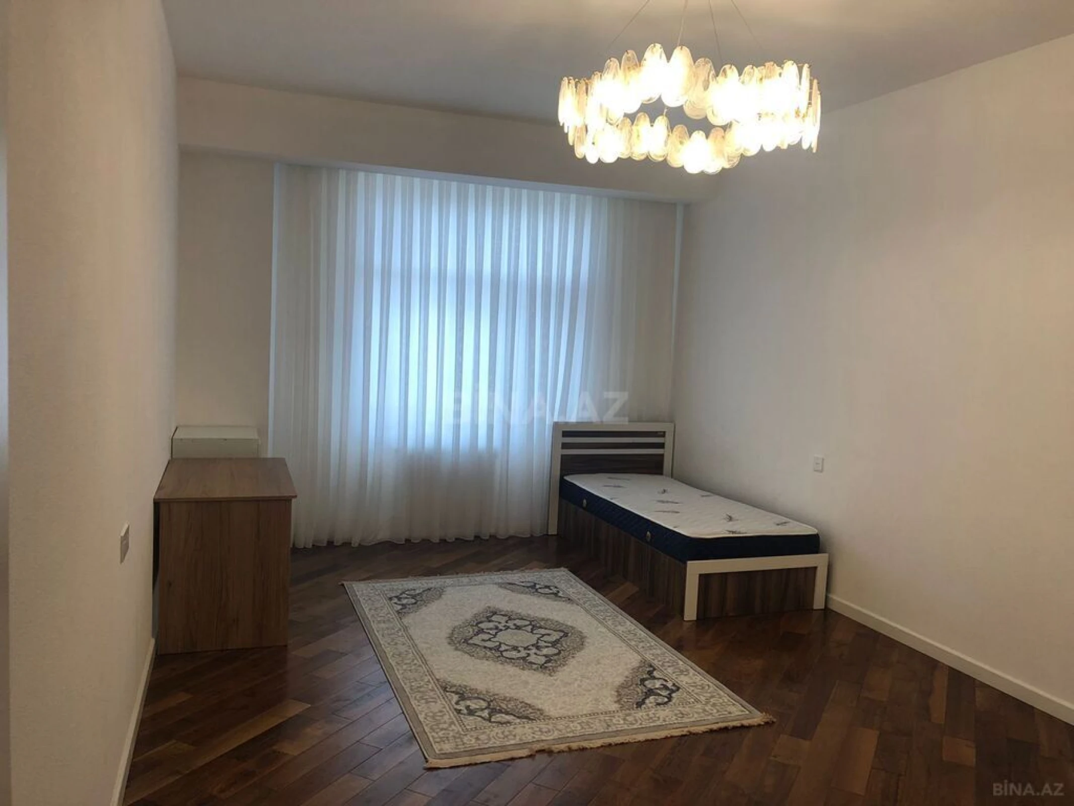 Satılır 4 otaqlı mənzil 180 m²