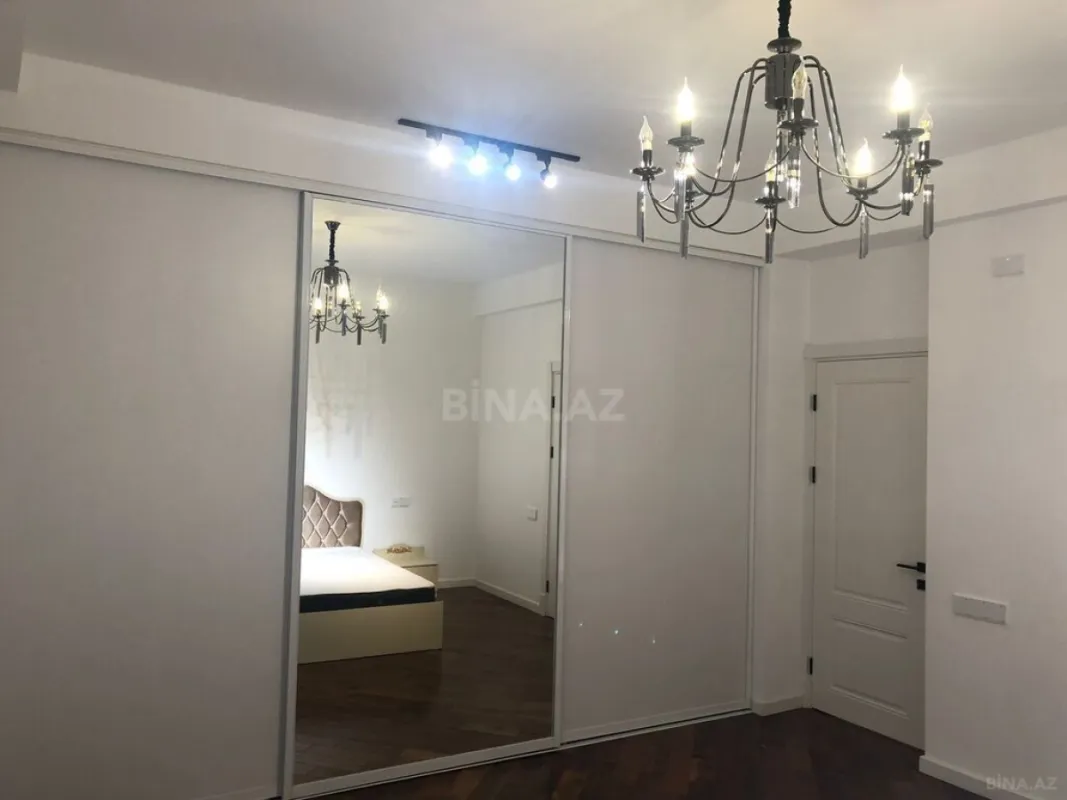 Satılır 4 otaqlı mənzil 180 m²