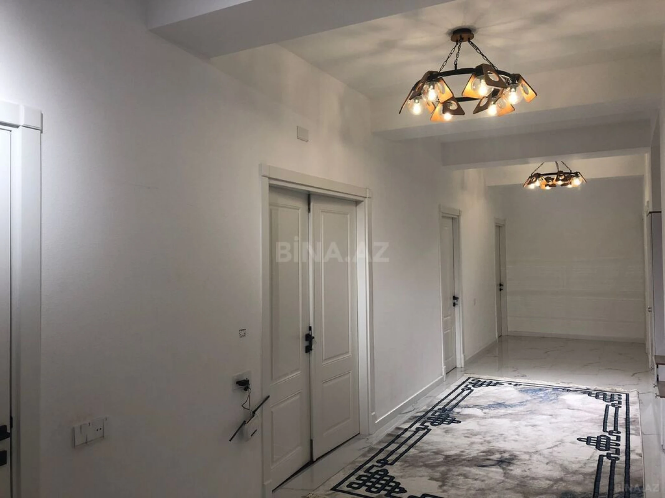 Satılır 4 otaqlı mənzil 180 m²
