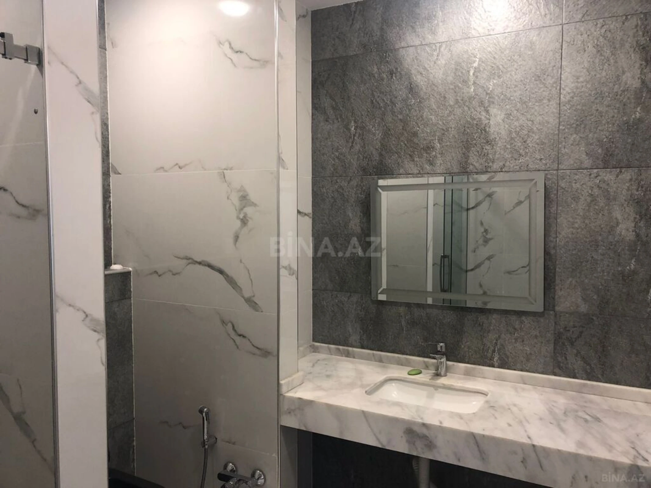 Satılır 4 otaqlı mənzil 180 m²