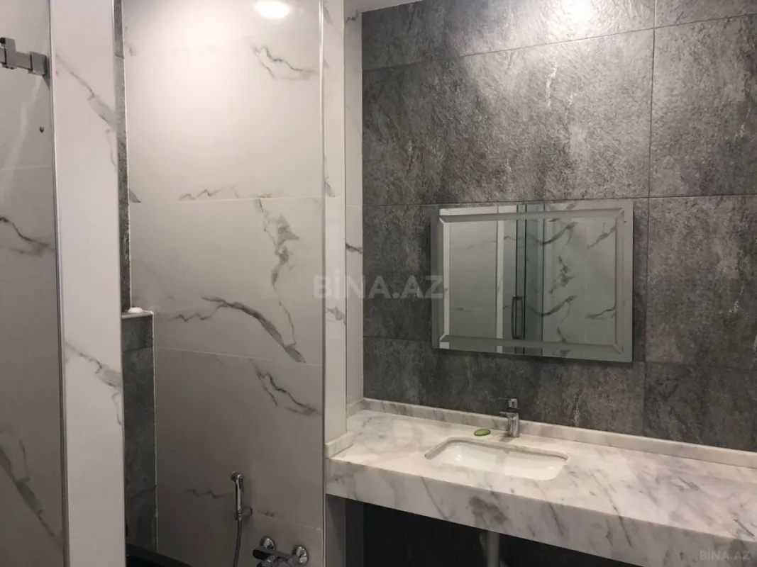 Satılır 4 otaqlı mənzil 180 m²