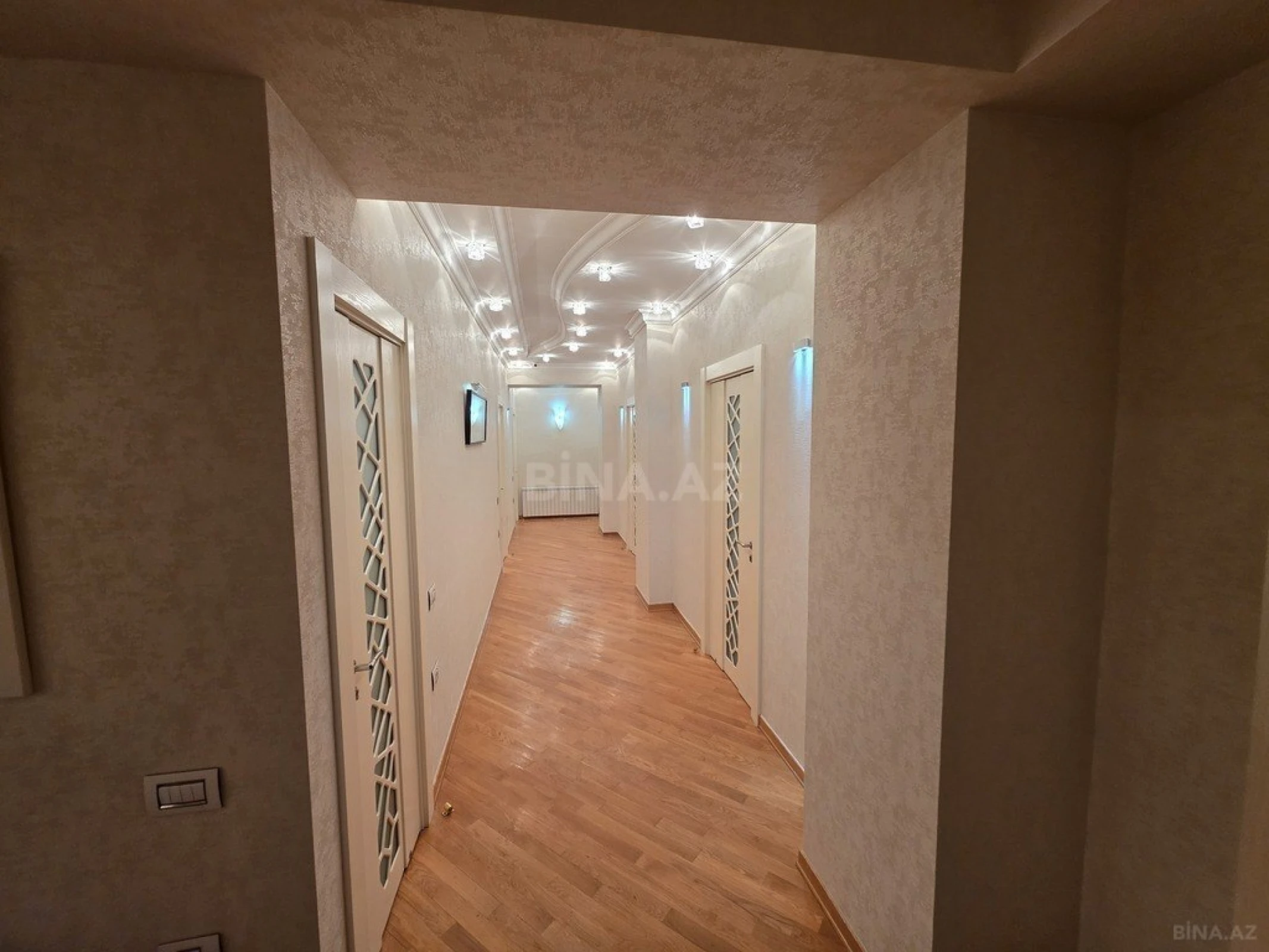 Kirayə verilir 5 otaqlı mənzil 263 m²