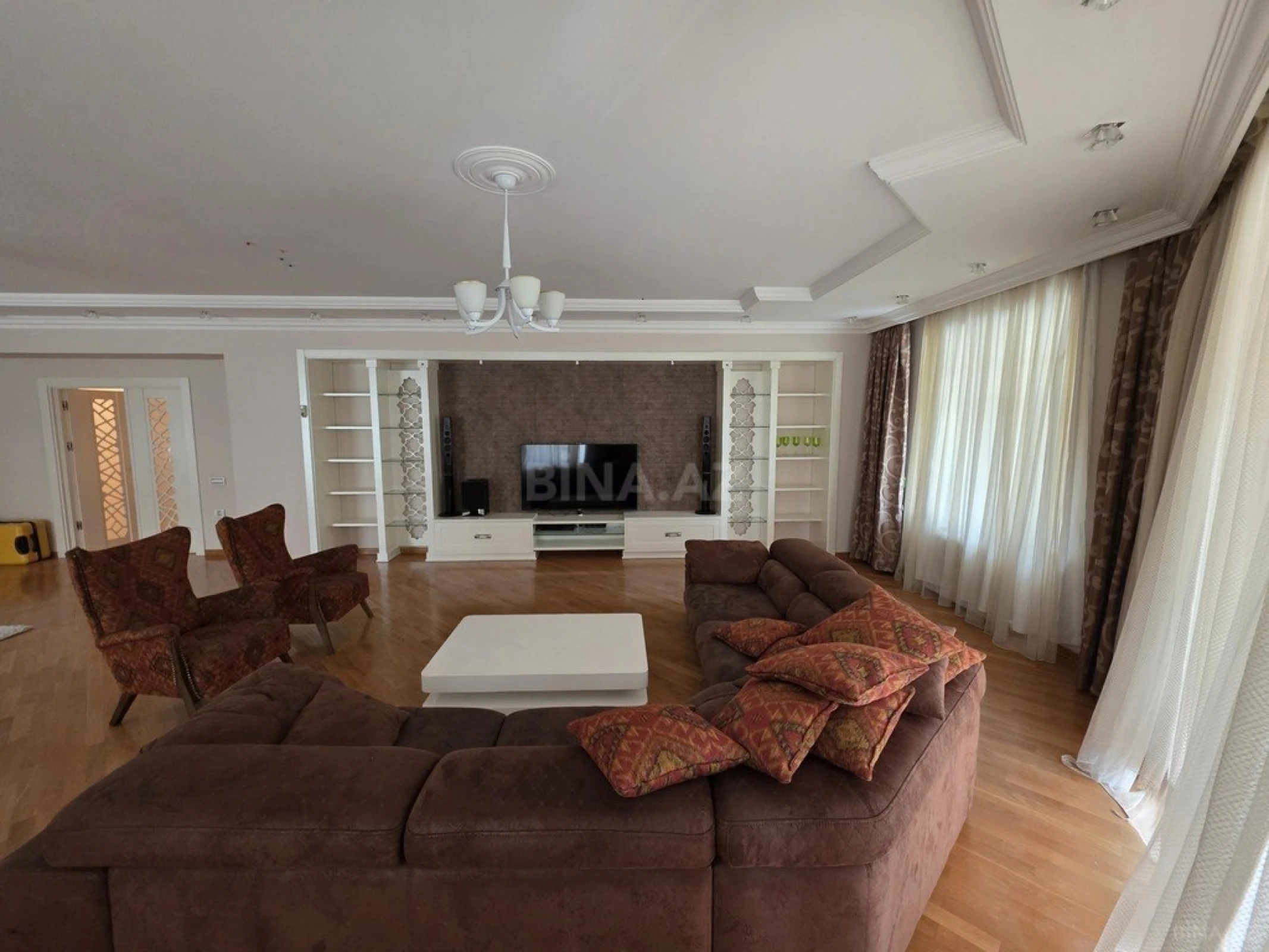 Kirayə verilir 5 otaqlı mənzil 263 m²