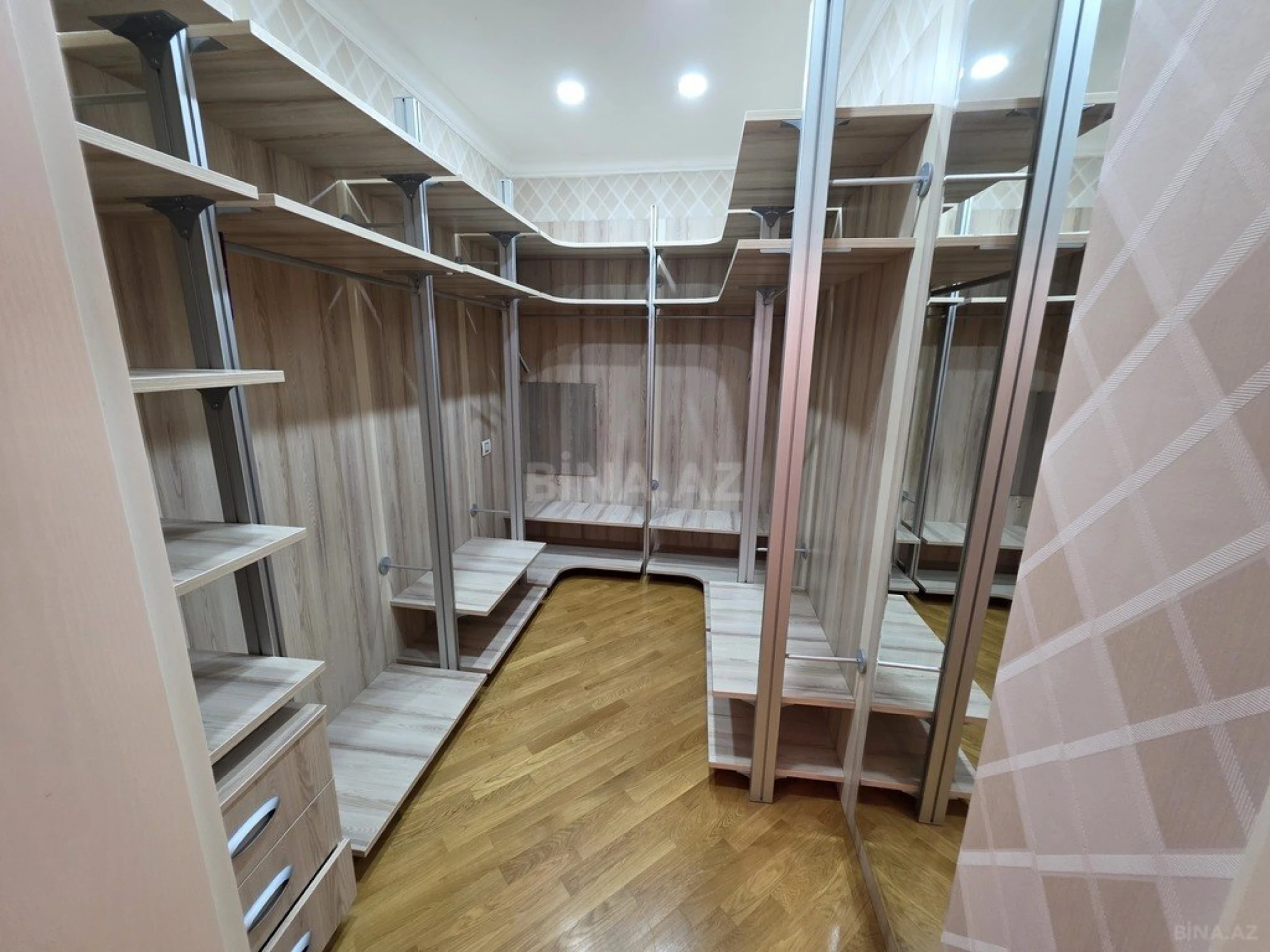 Kirayə verilir 5 otaqlı mənzil 263 m²