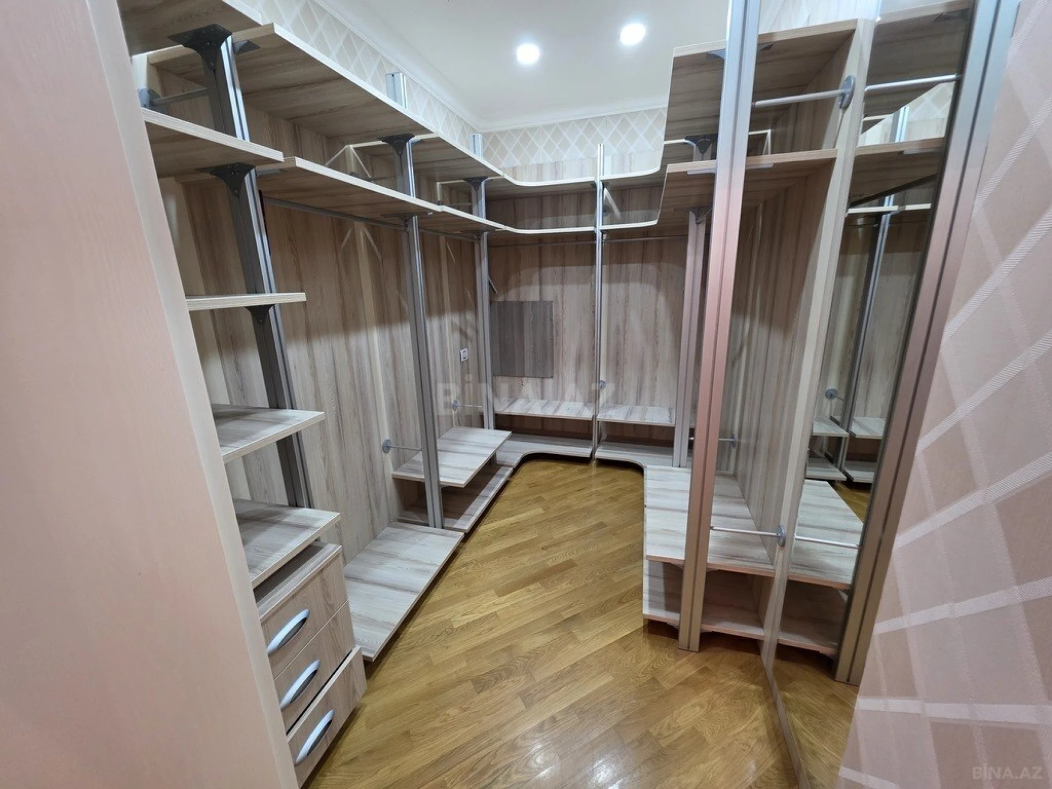 Kirayə verilir 5 otaqlı mənzil 263 m²