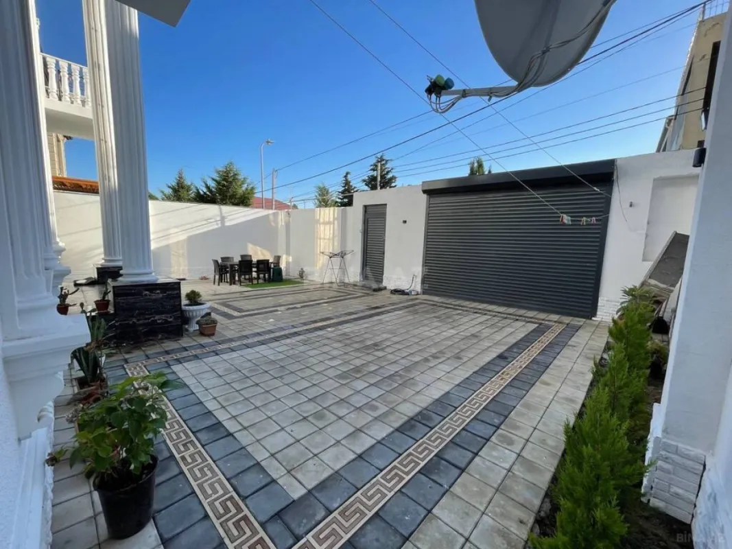 Satılır 8 otaqlı həyət evi 240 m²