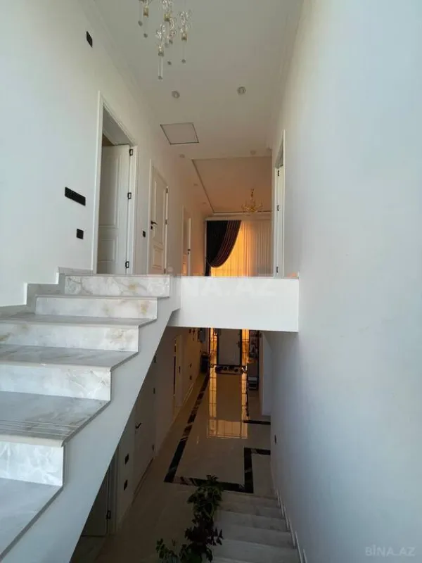 Satılır 8 otaqlı həyət evi 240 m²
