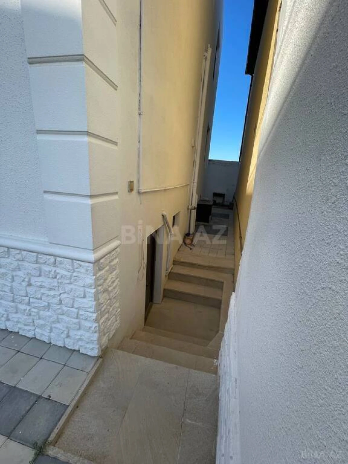 Satılır 8 otaqlı həyət evi 240 m²