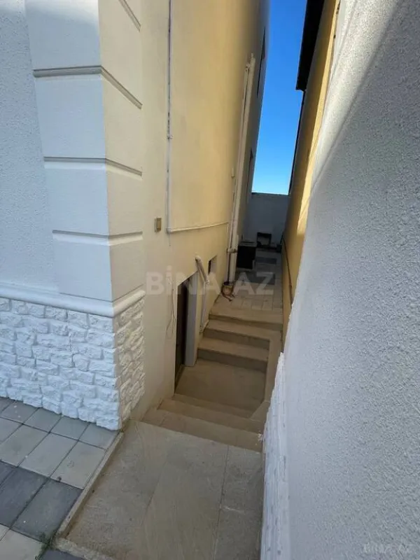 Satılır 8 otaqlı həyət evi 240 m²