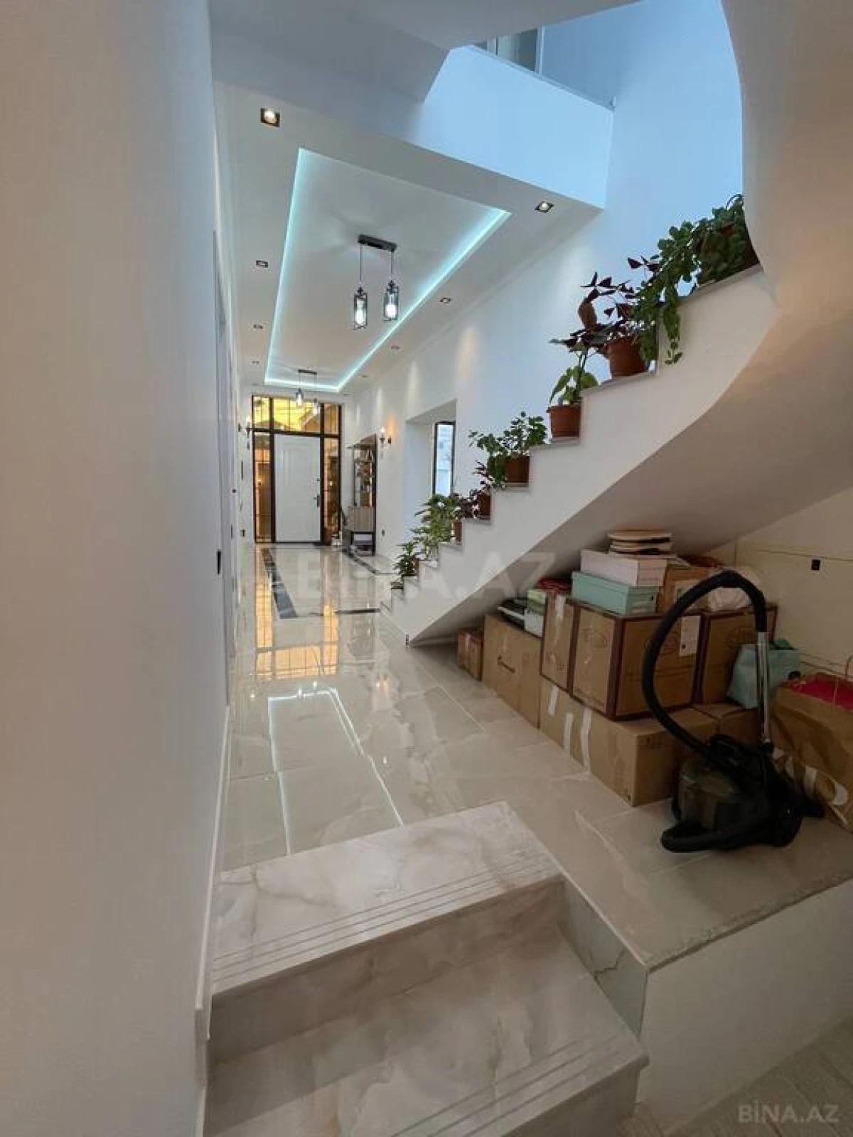 Satılır 8 otaqlı həyət evi 240 m²