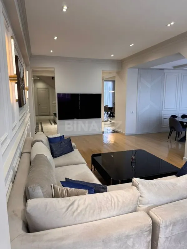 Kirayə verilir 5 otaqlı mənzil 230 m²