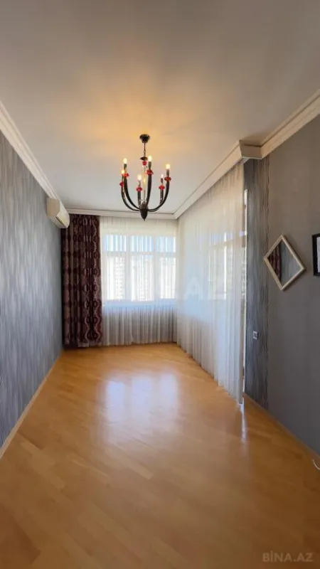 Satılır 4 otaqlı mənzil 183 m²