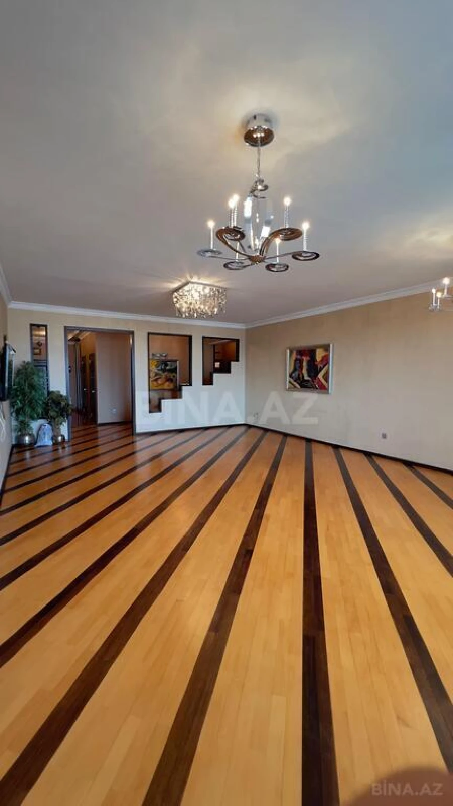 Satılır 4 otaqlı mənzil 183 m²