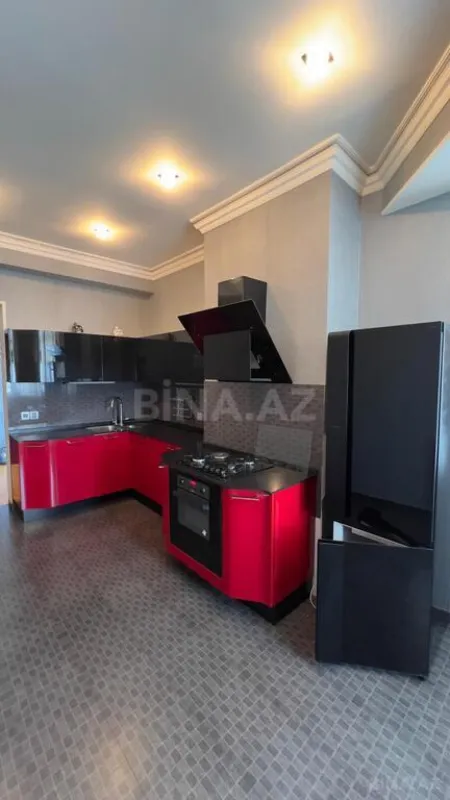 Satılır 4 otaqlı mənzil 183 m²