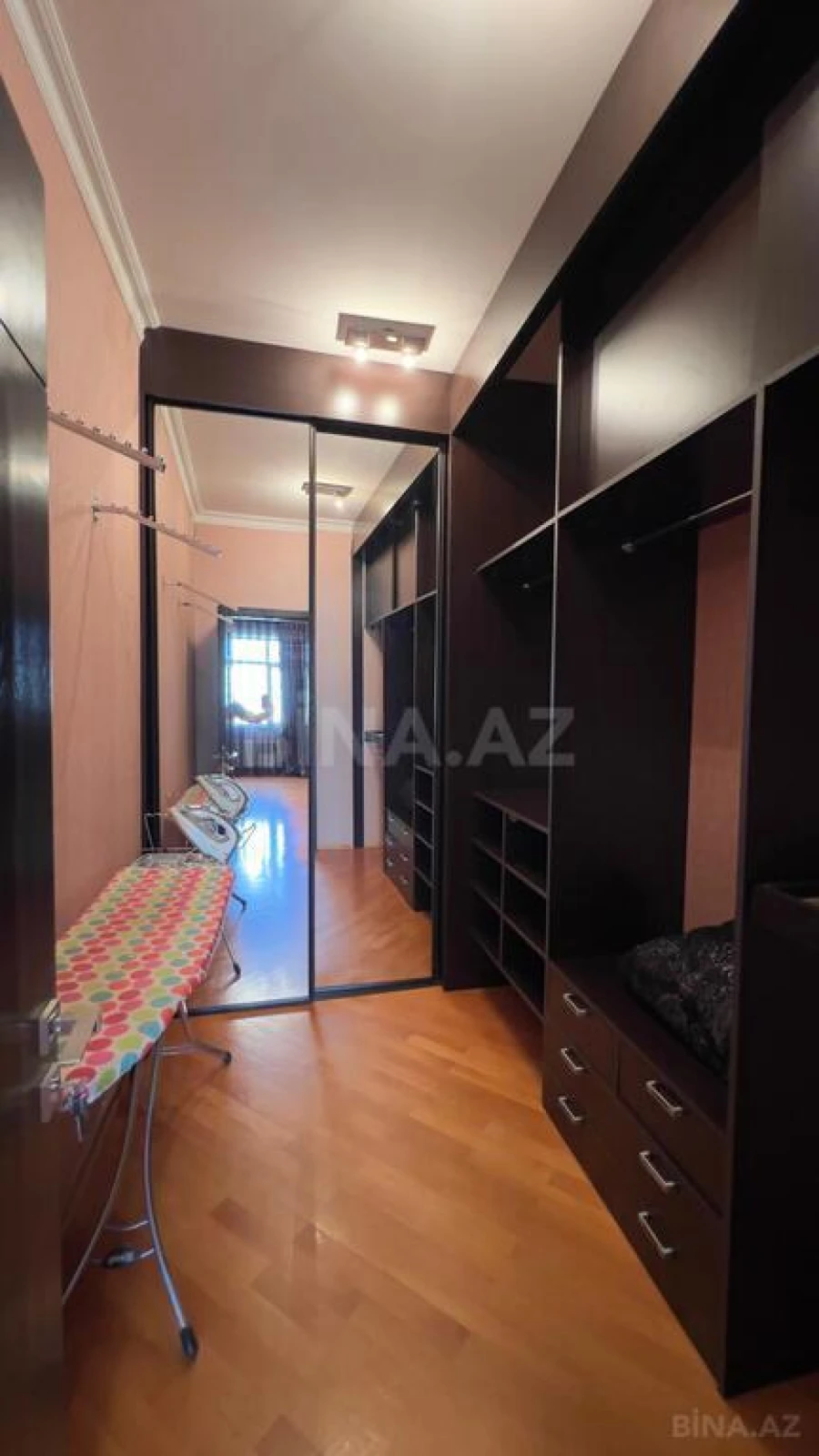 Satılır 4 otaqlı mənzil 183 m²