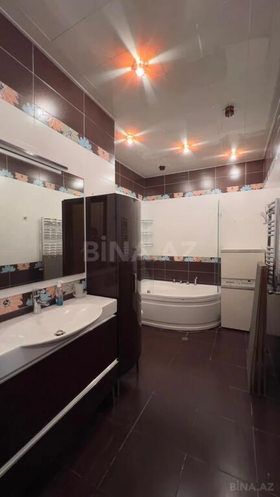 Satılır 4 otaqlı mənzil 183 m²