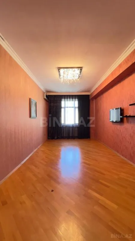 Satılır 4 otaqlı mənzil 183 m²
