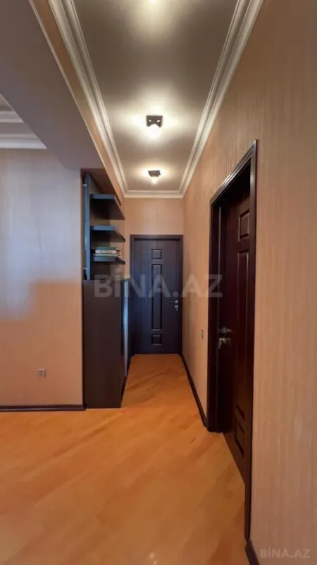 Satılır 4 otaqlı mənzil 183 m²
