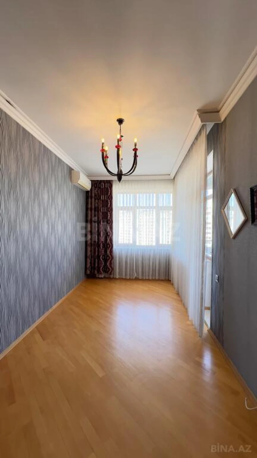 Satılır 4 otaqlı mənzil 183 m²