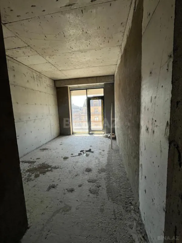 Satılır 4 otaqlı mənzil 242 m²