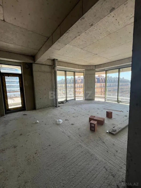 Satılır 4 otaqlı mənzil 242 m²