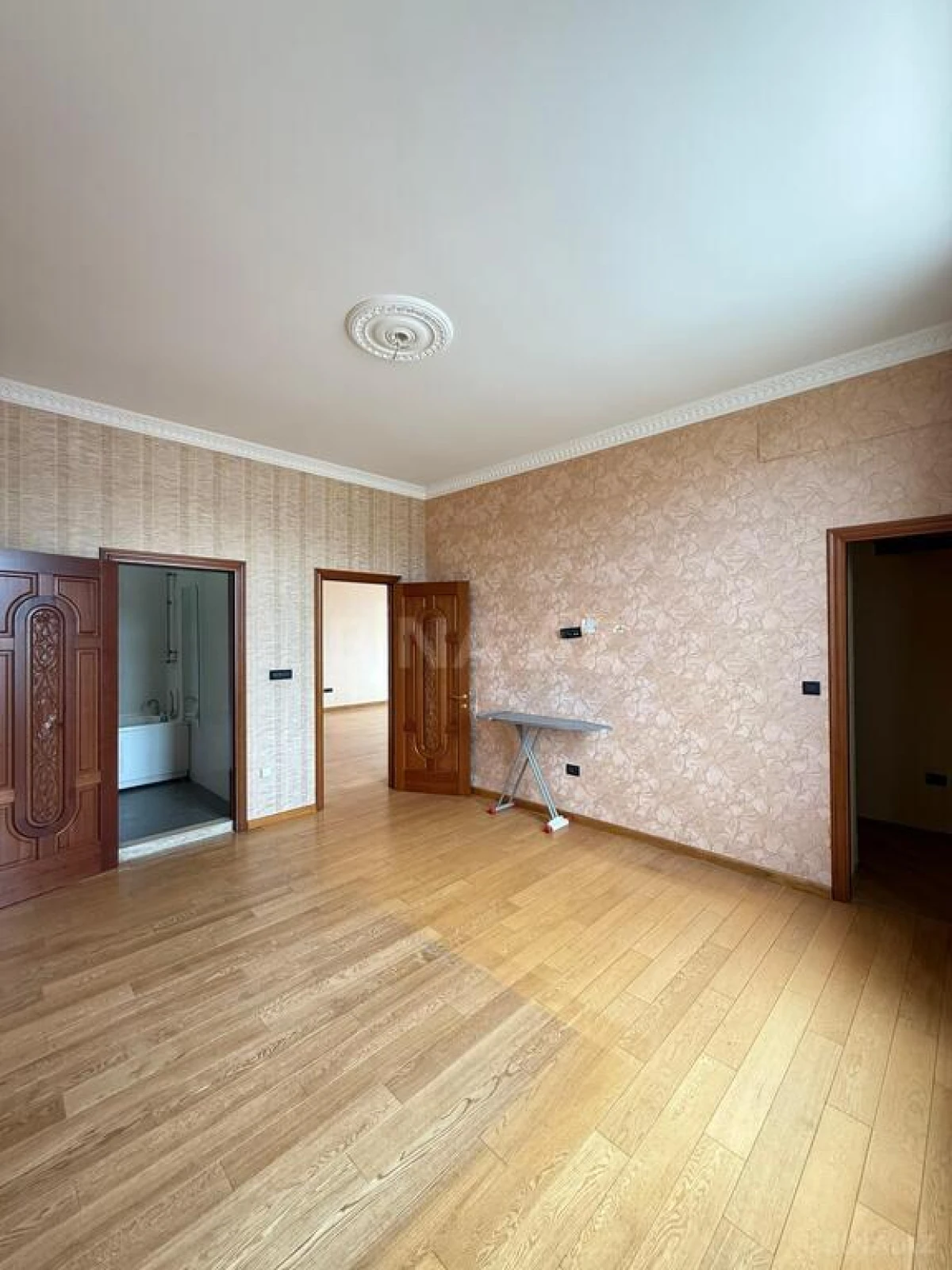 Satılır 3 otaqlı mənzil 150 m²