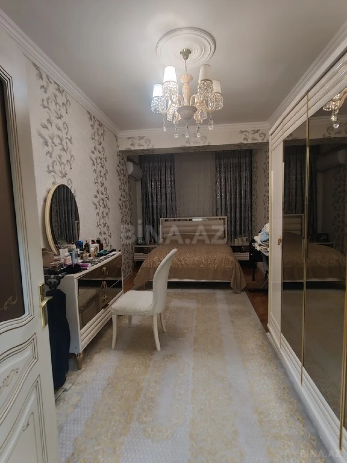 Satılır 3 otaqlı mənzil 135 m²