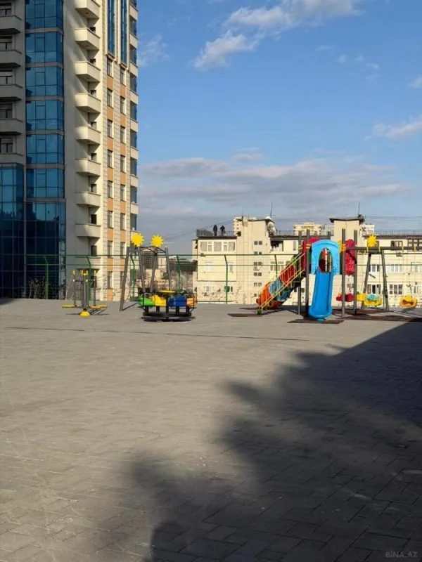 Satılır 4 otaqlı mənzil 239 m²