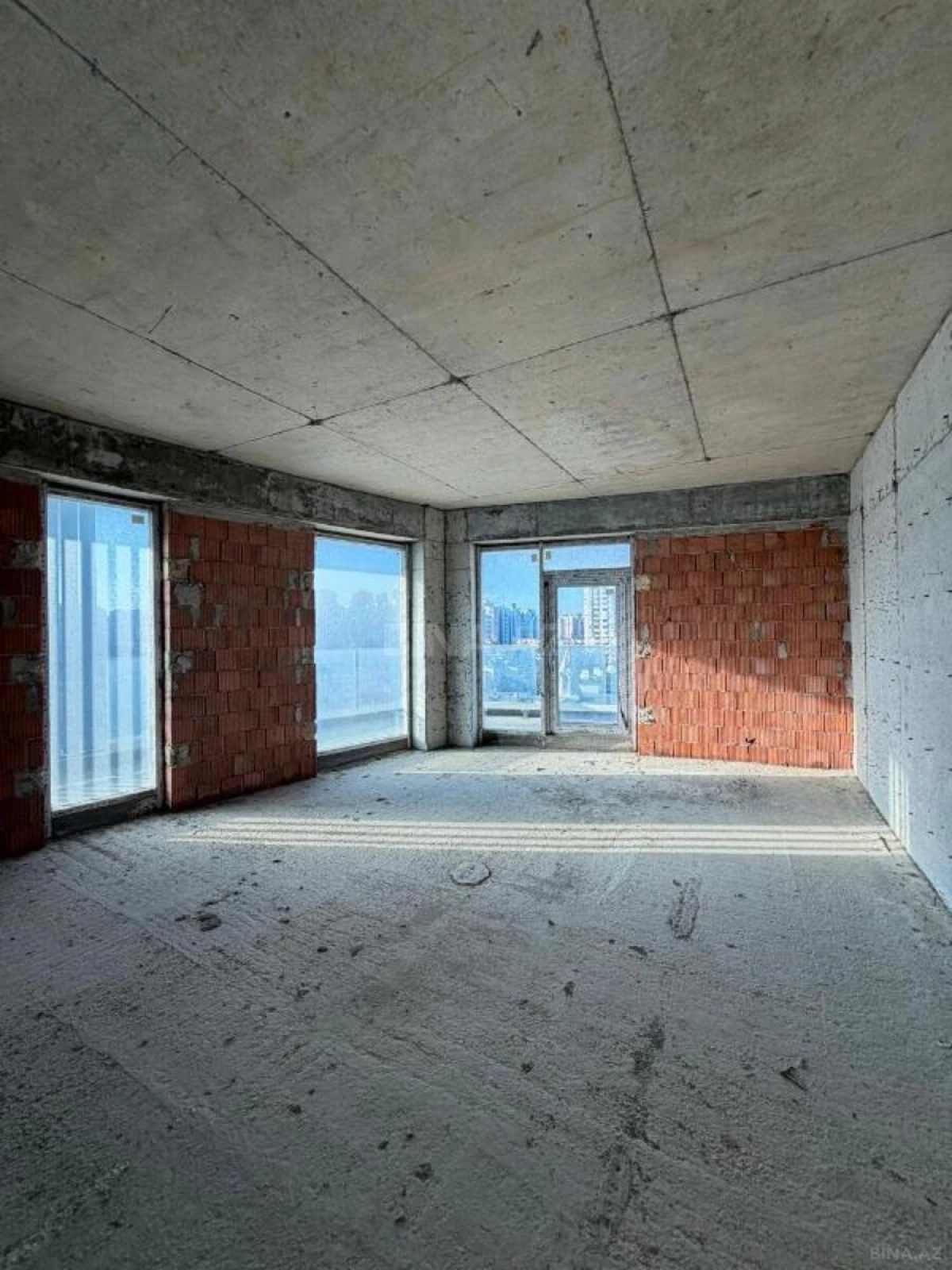 Satılır 4 otaqlı mənzil 239 m²