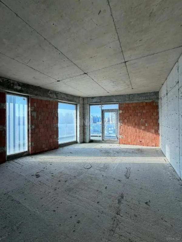 Satılır 4 otaqlı mənzil 239 m²