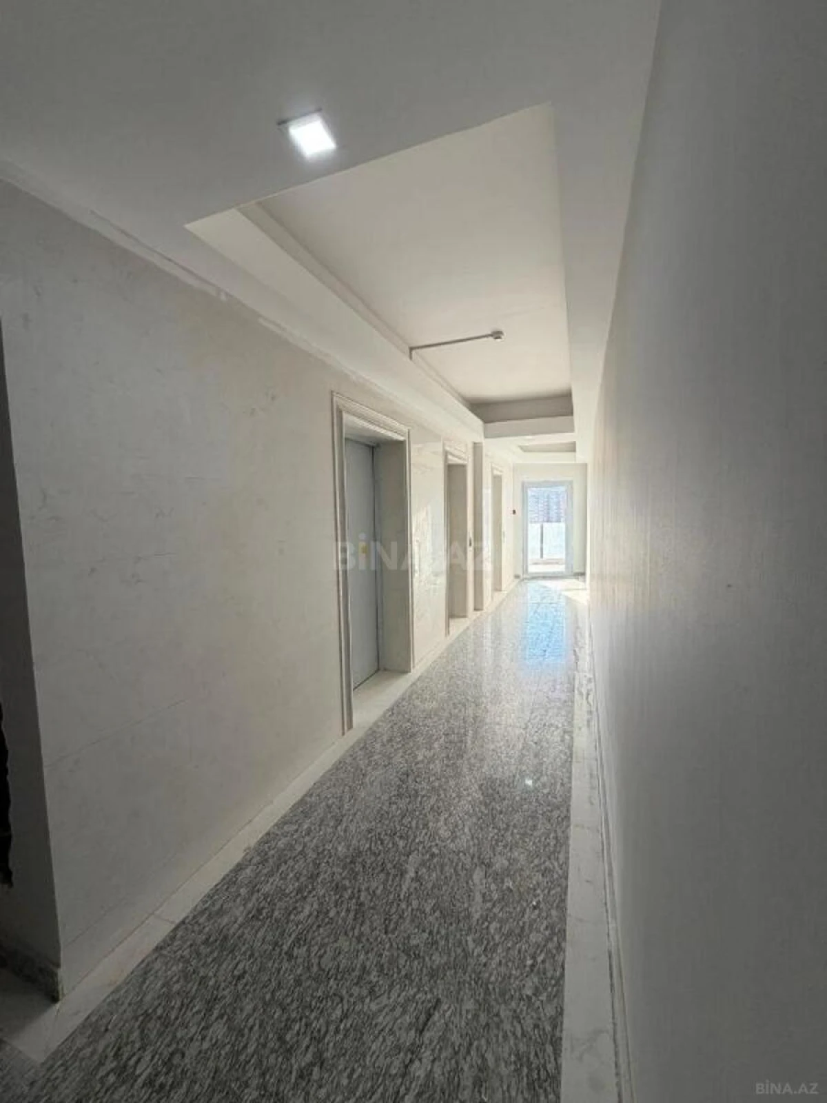 Satılır 4 otaqlı mənzil 239 m²