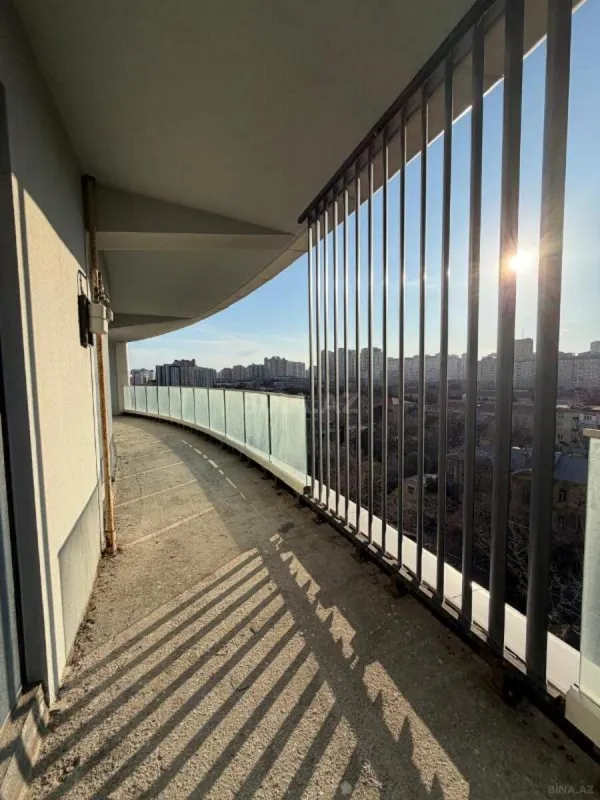 Satılır 4 otaqlı mənzil 239 m²