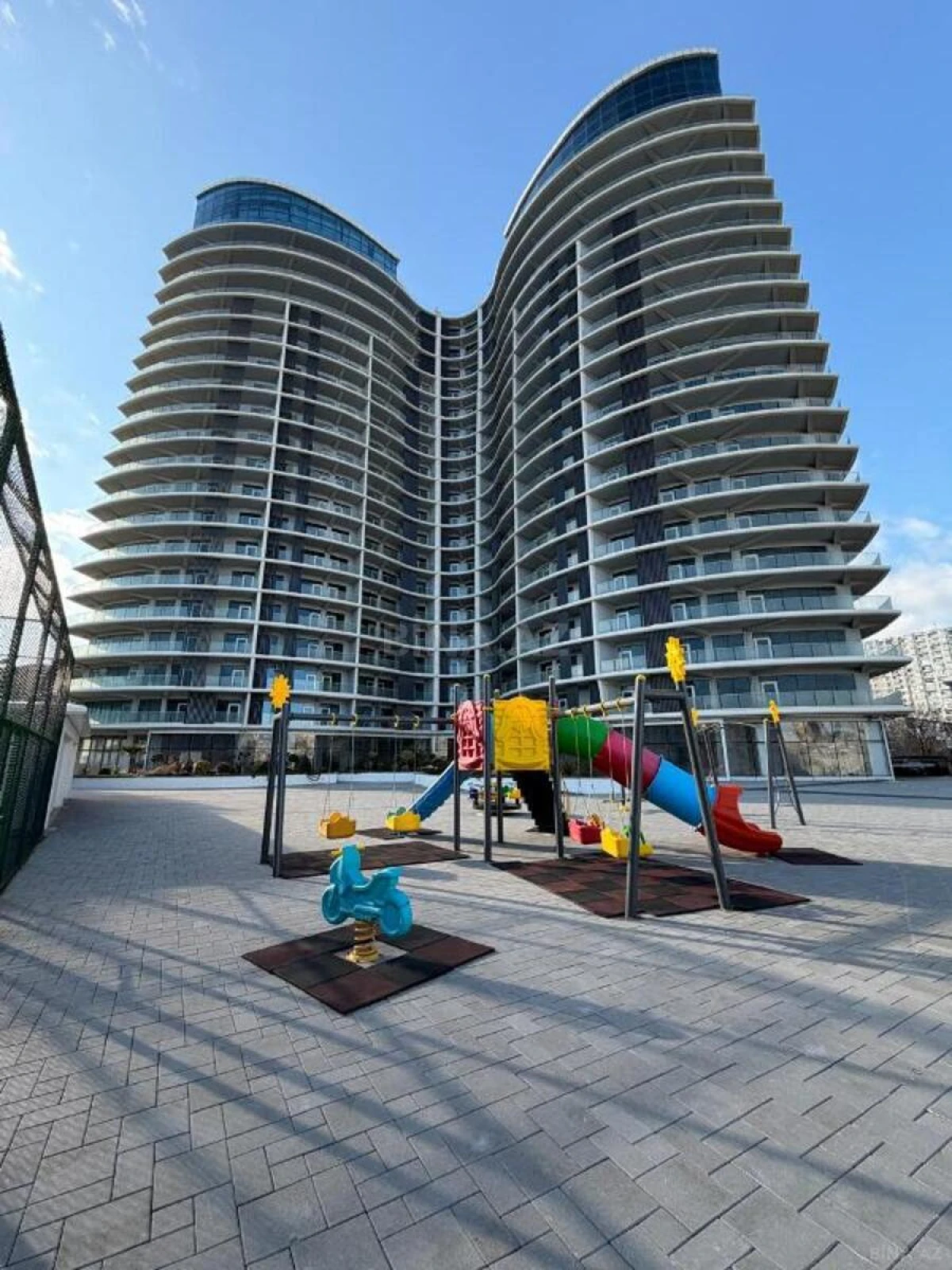 Satılır 4 otaqlı mənzil 239 m²