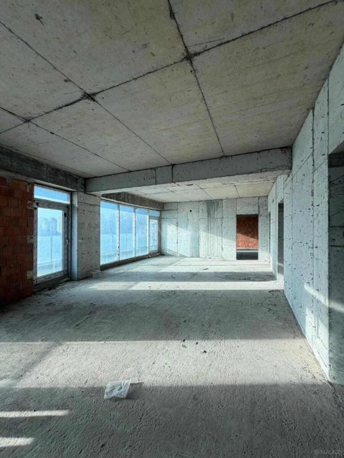 Satılır 4 otaqlı mənzil 239 m²