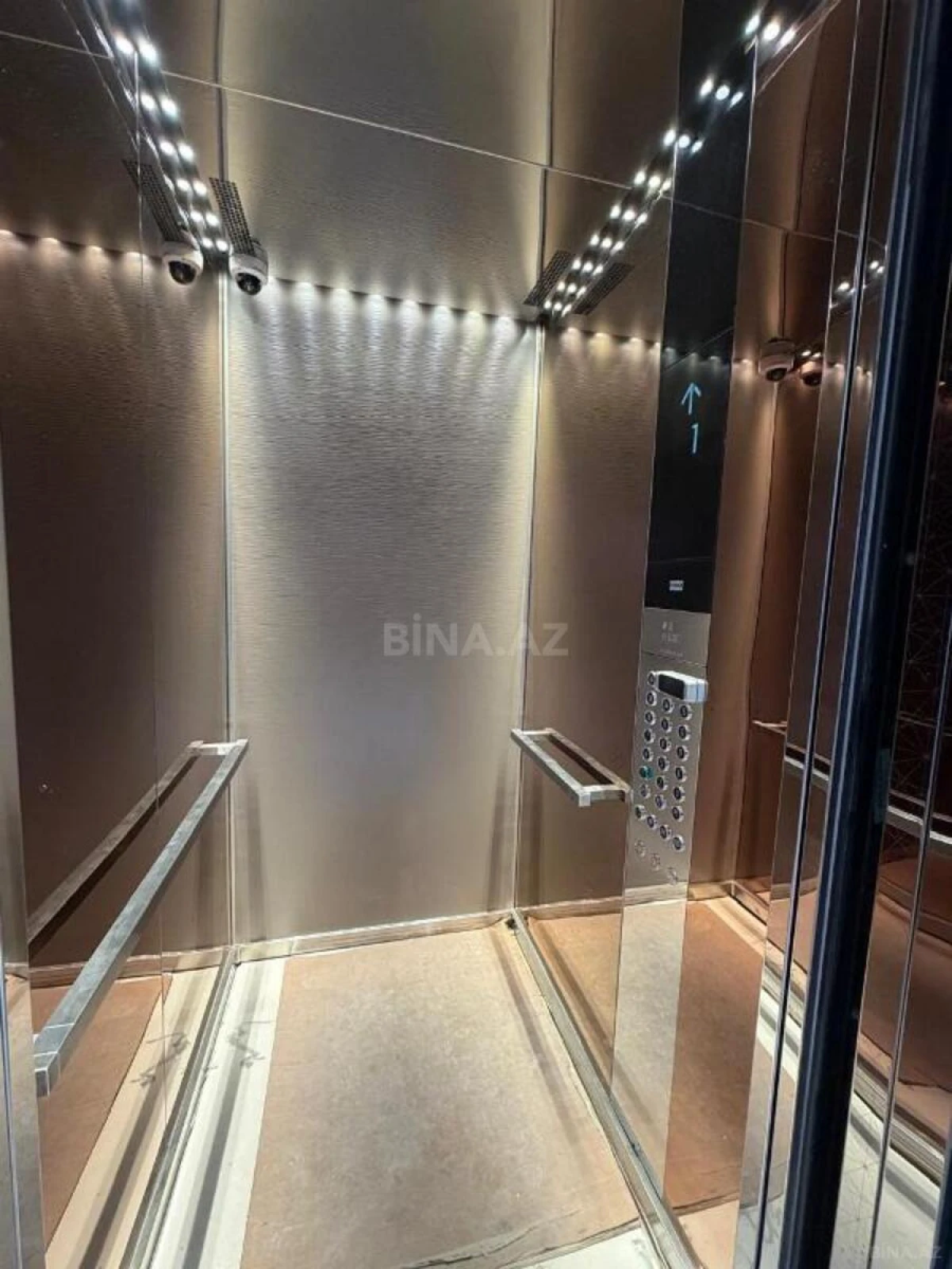 Satılır 4 otaqlı mənzil 239 m²