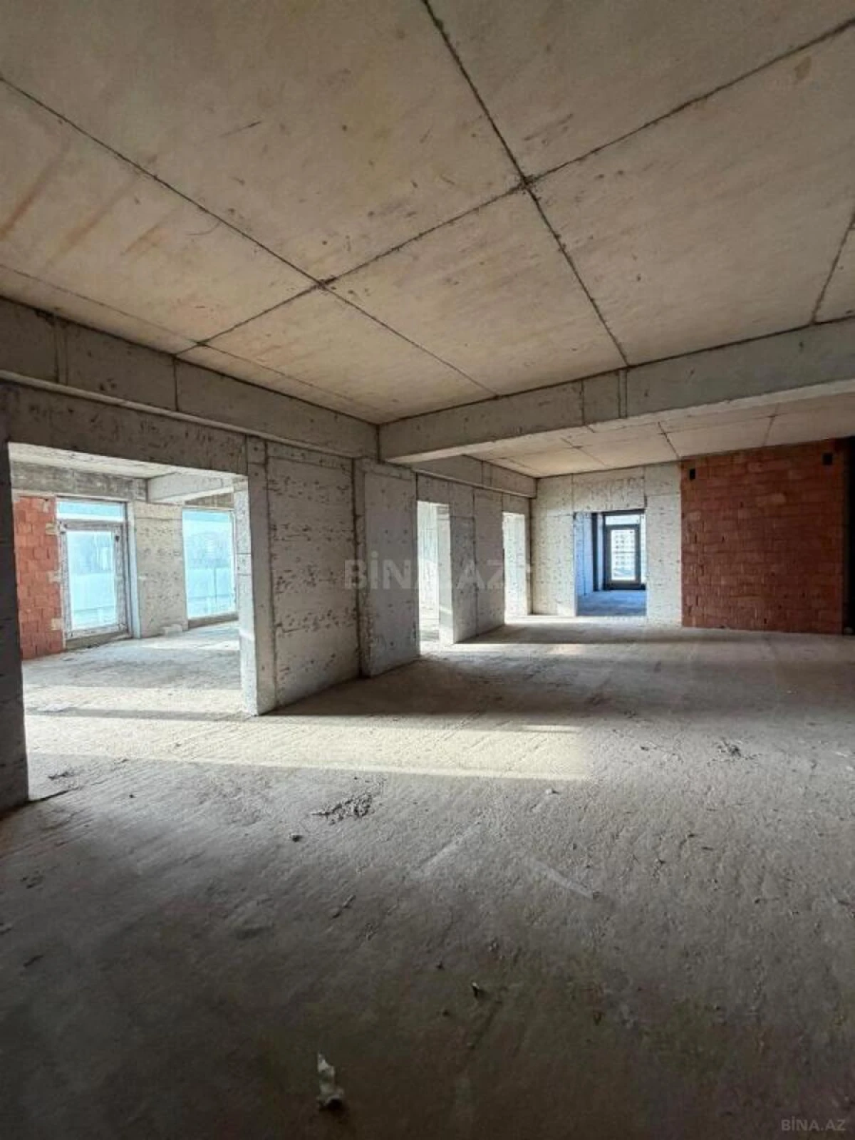 Satılır 4 otaqlı mənzil 239 m²